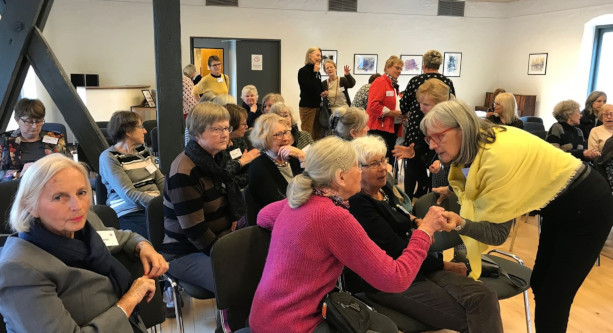 Damer inden foredrag starter